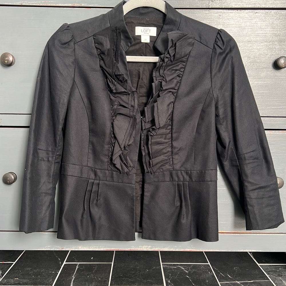 Black ruffle front blazer 3/4 sleeves 4 hook snap closures